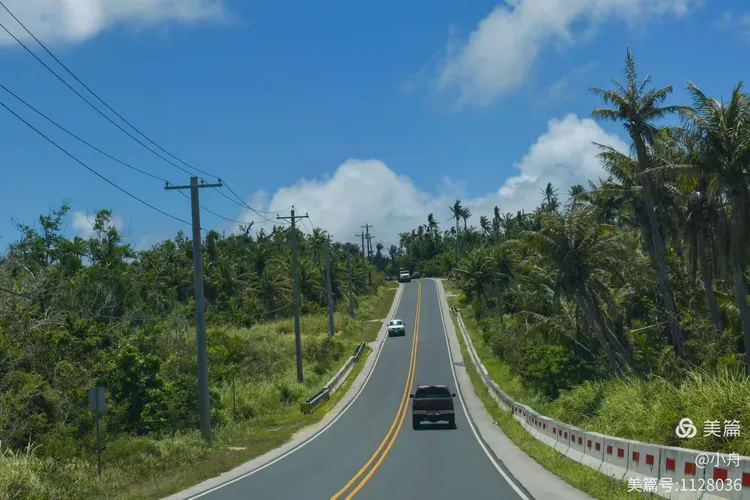 岛上有很漂亮的,宽大公路。